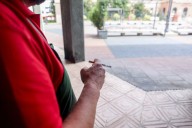 Adiós al tabaco y al vaper: el Gobierno da el primer paso para prohibir fumar en terrazas o universidades