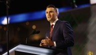 Murió el comentarista Charlie Kirk, aliado de Trump, tras recibir un disparo en una universidad