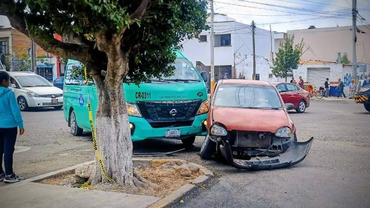 Fuerte percance entre camioneta de transporte público y vehículo