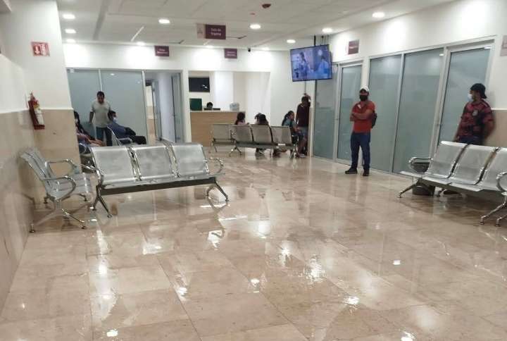Nuevo hospital de Tuxtepec exhibe goteras, carencias de equipo y medicamentos tras primeras lluvias