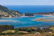 El cementerio de barcos de Cantabria que la marea oculta