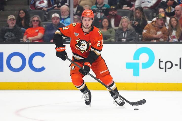 Deadspin | Reports: Mason McTavish ends holdout, signs 6-year deal with Ducks