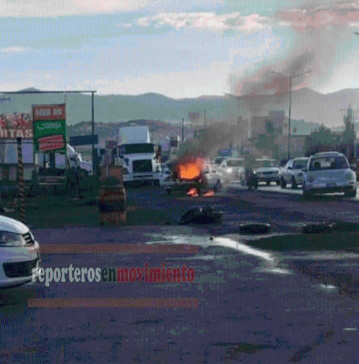 VEHÍCULO ARDIÓ EN LLAMAS EN LA CARRETERA TOLUCA