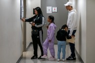 Un tribunal de apelaciones permite que Trump acabe con las protecciones legales de más de 400.000 migrantes