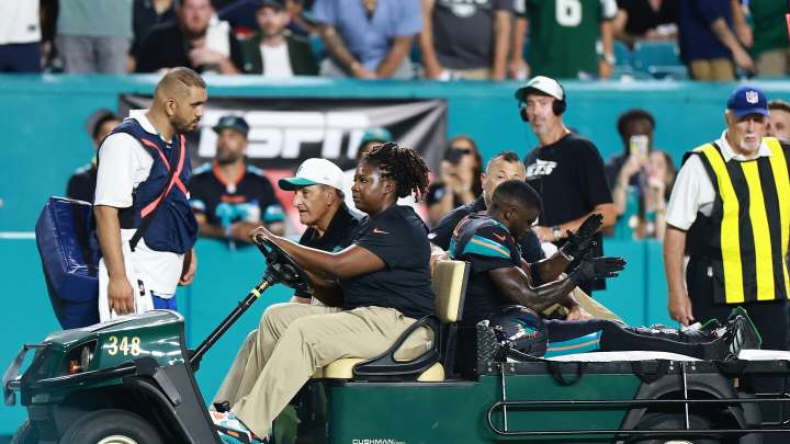 Dolphins fear Tyreek Hill dislocated his knee