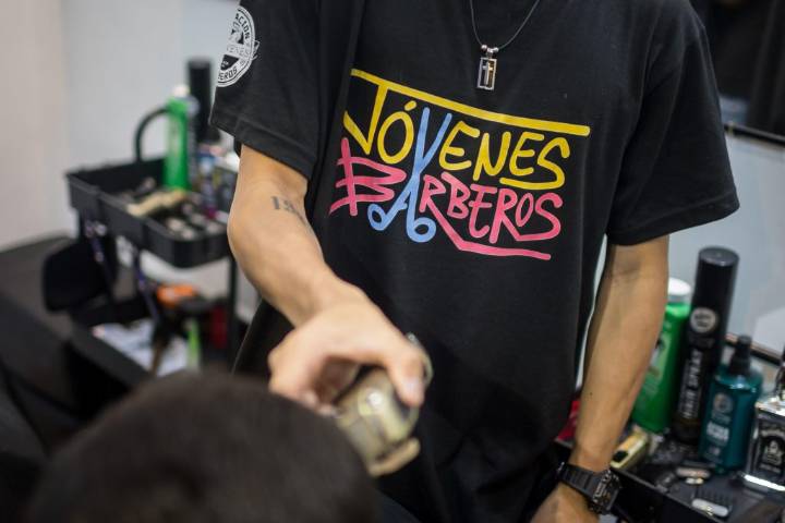 Jóvenes venezolanos labran su futuro en una nueva barbería en Caracas