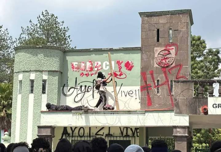 Normalistas vandalizan y tiran puerta de Campo Militar 1 en protesta por caso Ayotzinapa