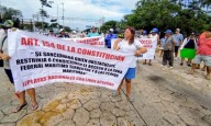 Ciudadanos bloquean carretera Tulum-Playa del Carmen en defensa de playas públicas