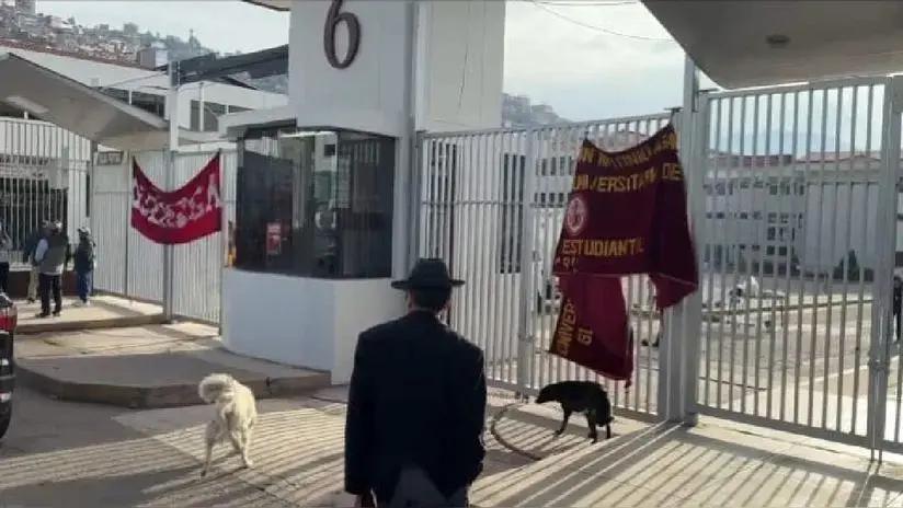 Suspenden a profesor de 71 años por presunto acoso sexual contra universitaria en Cusco: estudiantes toman la universidad