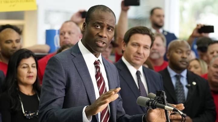 Florida anuncia un plan para eliminar las vacunas obligatorias, que compara con la “esclavitud”