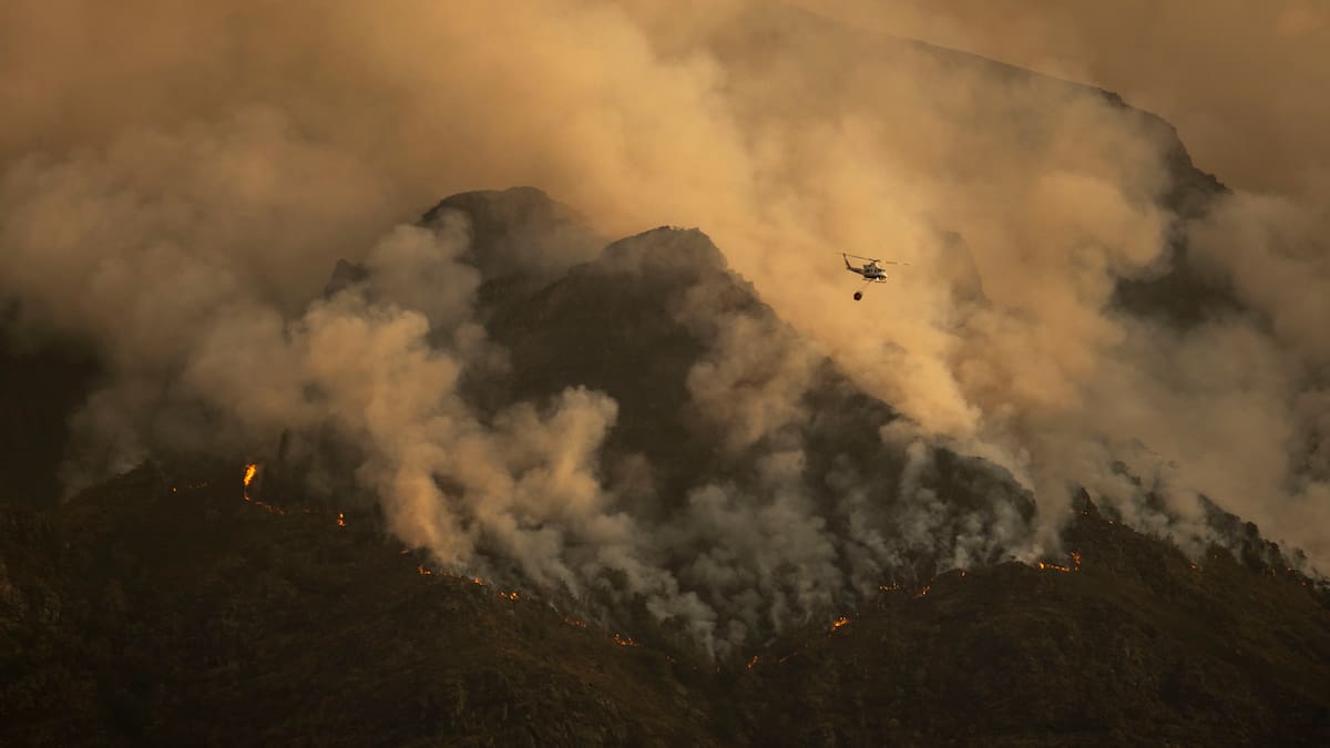El incendio en Carballeda de Valdeorras (Ourense) mantiene en alerta a los equipos de extinción tras quemar 700 hectáreas