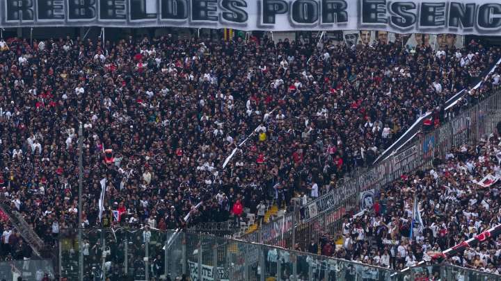 Hincha falleció en clásico Colo Colo vs. Universidad de Chile, tras caer desde una tribuna