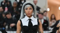 Cardi B lanza bolígrafo a un paparazzi mientras salía de un juicio millonario en su contra