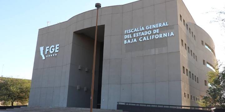 Sujetos armados atacan Fiscalía de Ensenada, queman tres patrullas