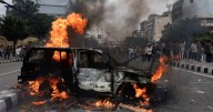 Nepal retira bloqueo a Facebook y YouTube tras protestas; dimite el primer ministro