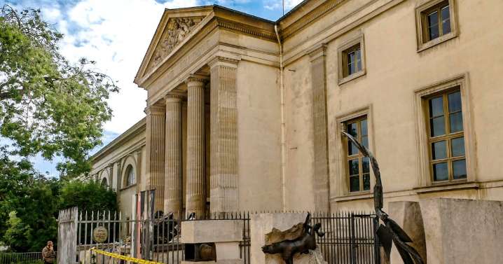 Gold worth $700,000 stolen in Paris museum heist