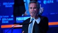 El Gobierno vinculó el cambio en la estrategia cambiaria a la incertidumbre electoral y acusó a la oposición de atacar el plan económico