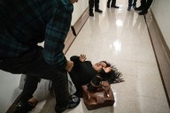 Agente federal tira al suelo a esposa de migrante detenido en centro de ICE en NY