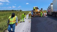 Reparan carretera a Delicias para dejarla "parejita"