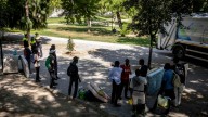 Vecinos y migrantes sin techo se manifestarán juntos para pedir soluciones ante el aumento del sinhogarismo en el Parque Bruil