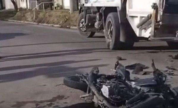 Un motociclista murió tras chocar contra un camión recolector