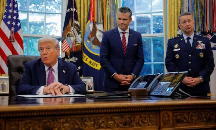Trump advirtió que aviones venezolanos “serán derribados” si amenazan a fuerzas de Estados Unidos en el Caribe