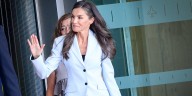 La reina Letizia acierta en El Cairo con un vestido de escote Bardot y estrena bolso de inspiración vintage