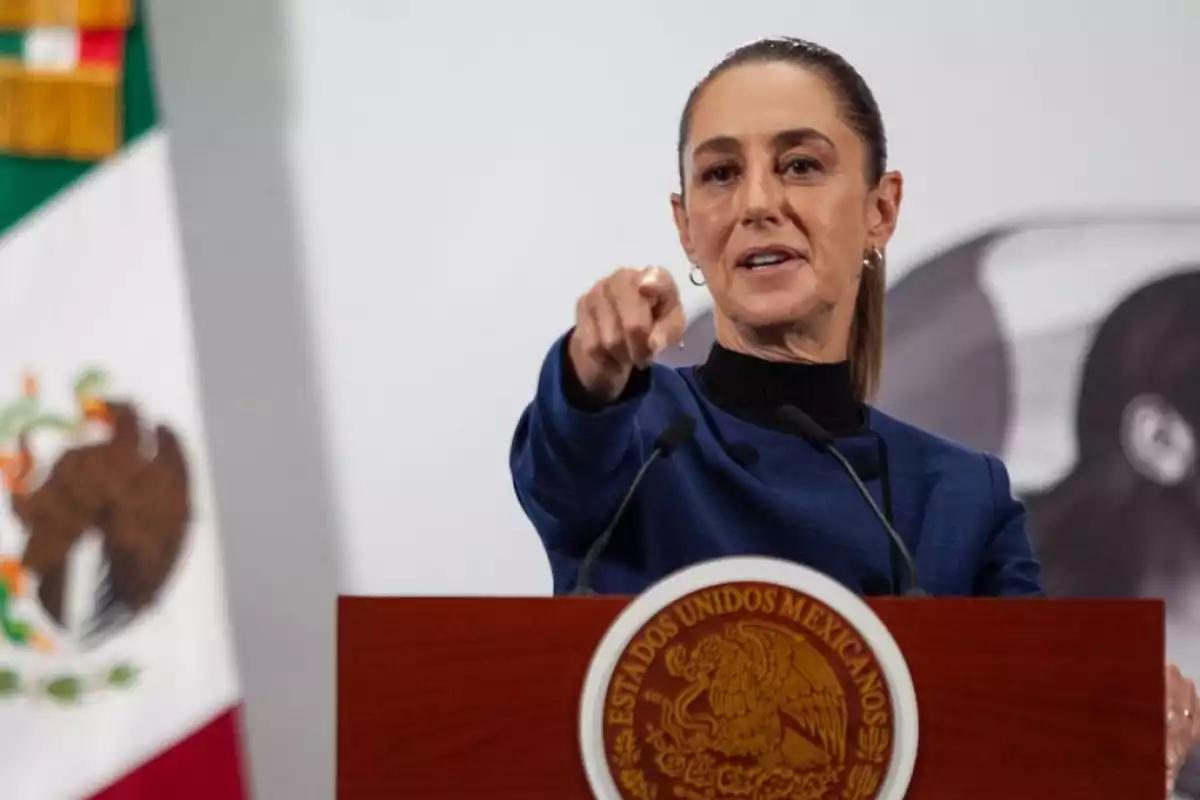 Gobierno exhibe a 34 farmacéuticas por incumplir entrega de medicinas; Sheinbaum advierte inhabilitaciones y denuncias penales