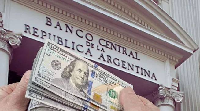 Tensión cambiaria: el dólar oficial tocó el techo de la banda y habilitó la intervención del BCRA