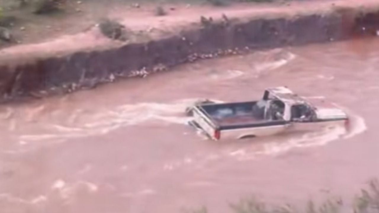 Mueren dos mujeres tras intentar cruzar en camioneta por la corriente de un río en Durango