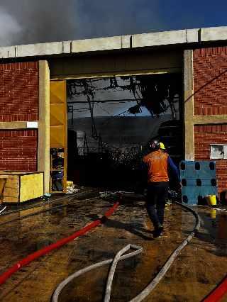Incendio en Centro Empresarial Ciudad Real de Barcelona consumió dos de siete galpones