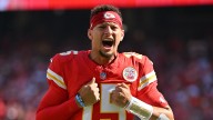 Patrick Mahomes' 250th career TD pass helps Chiefs to 20
