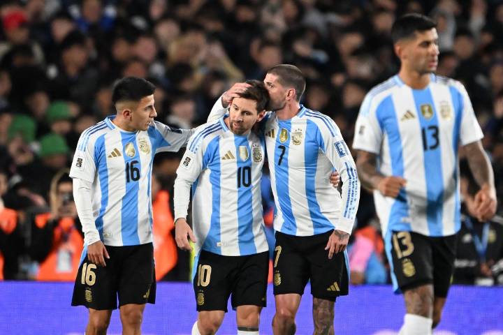 Entre lágrimas, Messi firma doblete en su posible adiós al público argentino