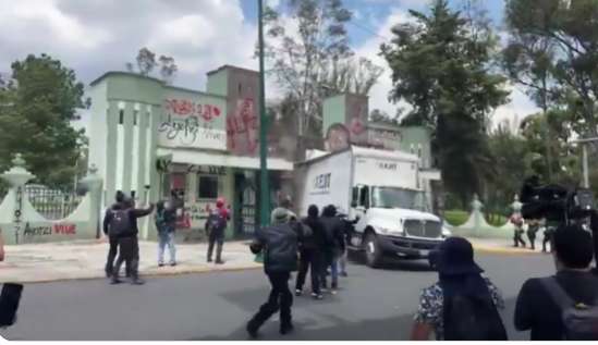 Derriban puerta en Campo Militar por Ayotzinapa