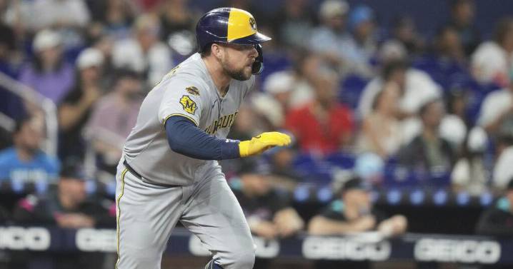 Brewers' Hoskins reinstated after thumb injury, says he's ready to accept limited role