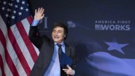 Milei vuelve a EEUU en el "momento más frágil" de su Gobierno