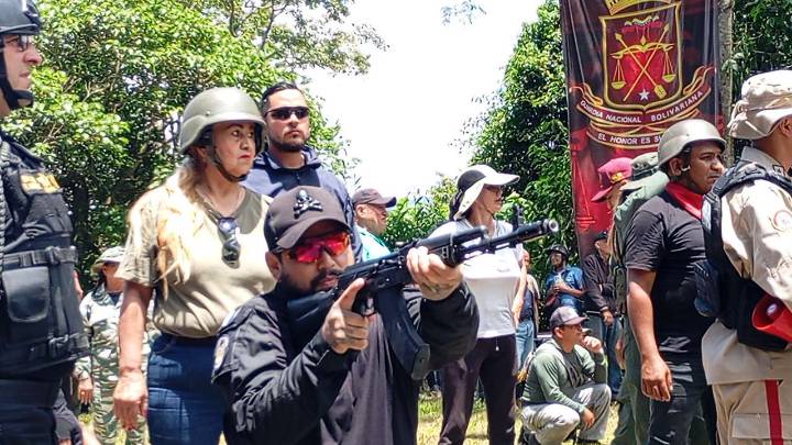El pueblo se moviliza en los cuarteles para proteger la patria: una gran defensa nacional en marcha