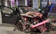 Choque y milagro en Berisso: una joven estrelló su auto contra un poste de luz