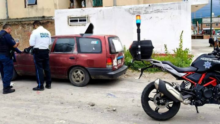 Recupera Policía Municipal de Chiautempan vehículo robado en estacionamiento de tienda departamental