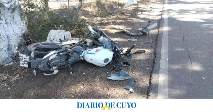 Un policía en moto chocó con un auto y atropelló a dos transeúntes