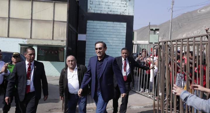 Martín Vizcarra recupera su libertad tras fallo judicial y deja el penal de Barbadillo