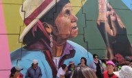 La peregrina Damiana conoció su mural y no pudo contener las lágrimas en la Rotonda del Peregrino