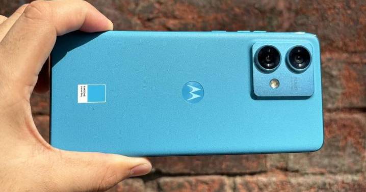 Este Motorola te hará olvidar a Samsung: pantalla POLED de 144Hz, RAM de 12GB, es acuático y está barato