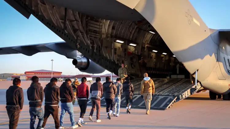 Filtran documentos sobre traslado masivo de migrantes en vuelos secretos de ICE