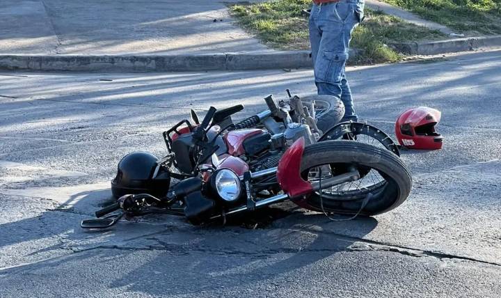 Iba en moto con una pasajera y chocó contra una camioneta