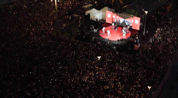 Más de 15.000 personas abarrotan la Puerta del Sol en la presentación del nuevo álbum de Pablo Alborán, KM0