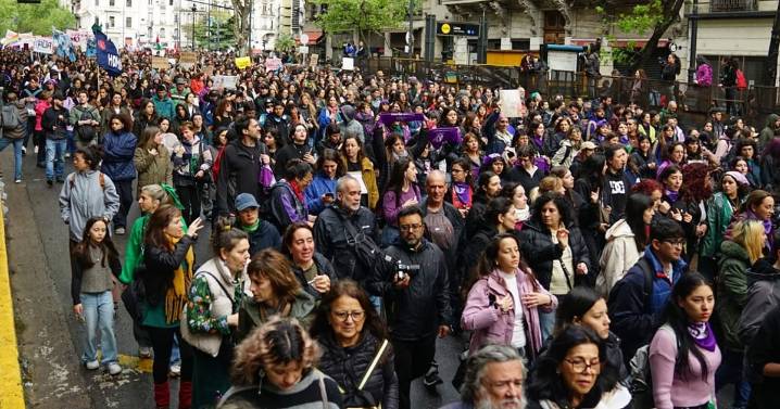Manifestantes argentinos marchan por las víctimas del triple femicidio transmitido en Instagram