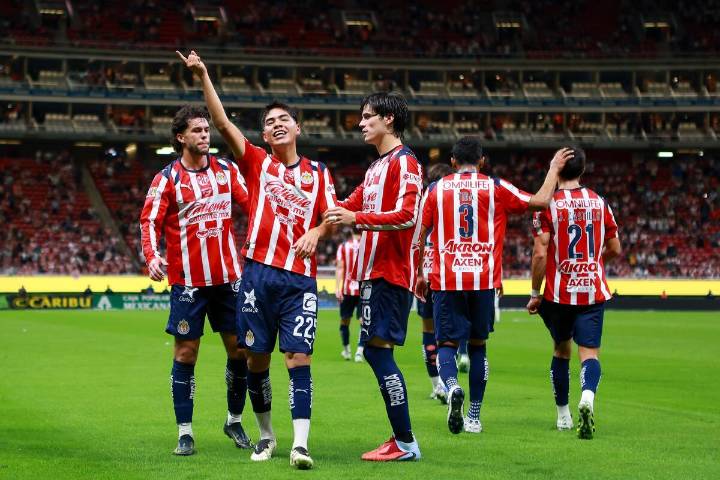 Chivas derrota a Necaxa y amarga el regreso de Fernando Gago al Estadio Akron