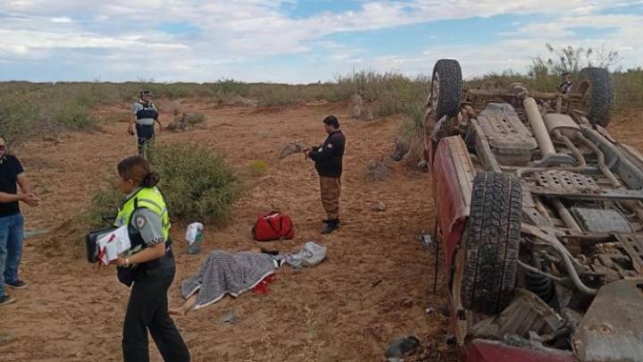 Vuelca pick-up en carretera a Casas Grandes; dos muertos y un herido