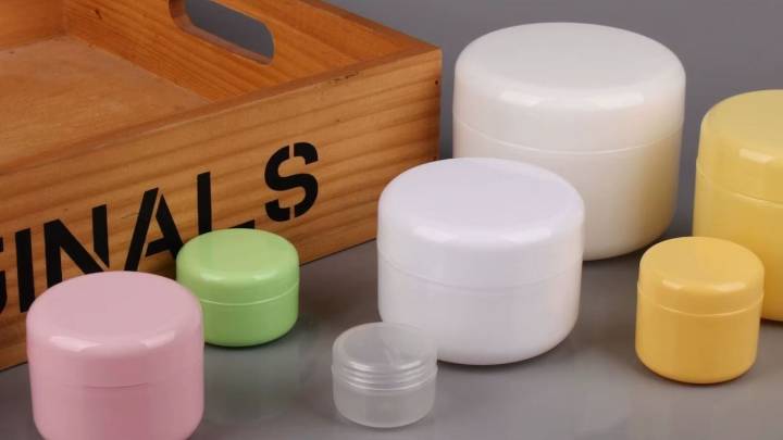 Guardá los envases plasticos vacíos y hacé en minutos estos mini portarretratos para sumar a tu heladera